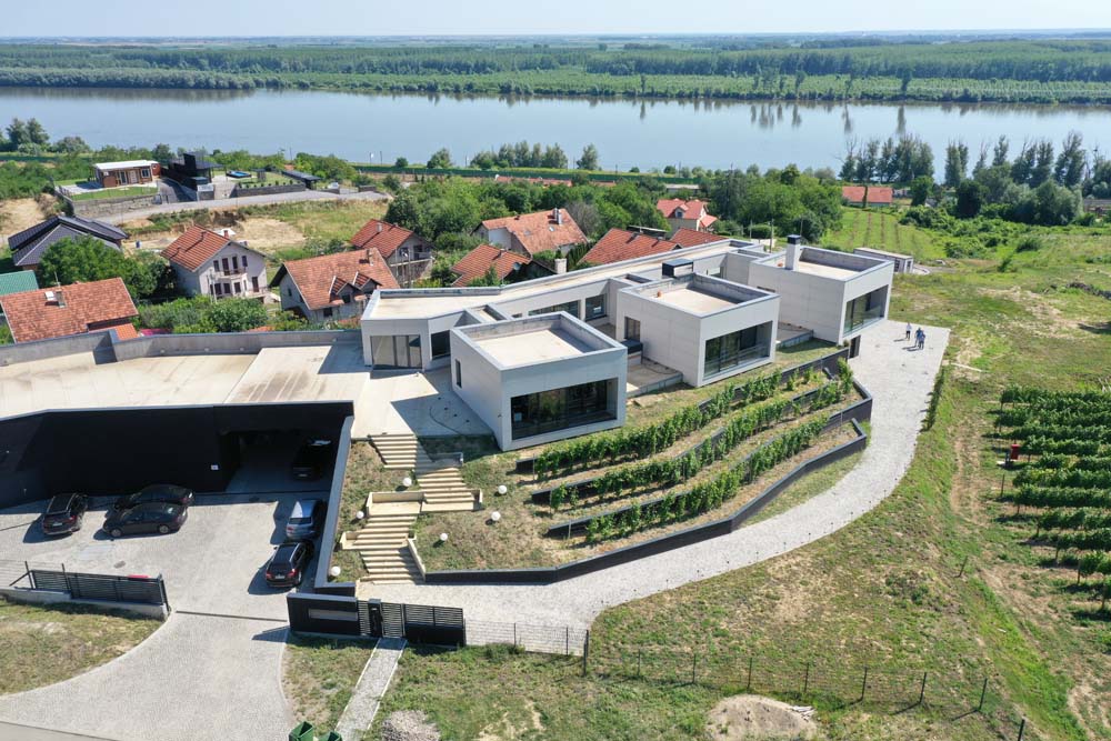Panoramski snimak vinarije Knežević u Sremskim Karlovcima