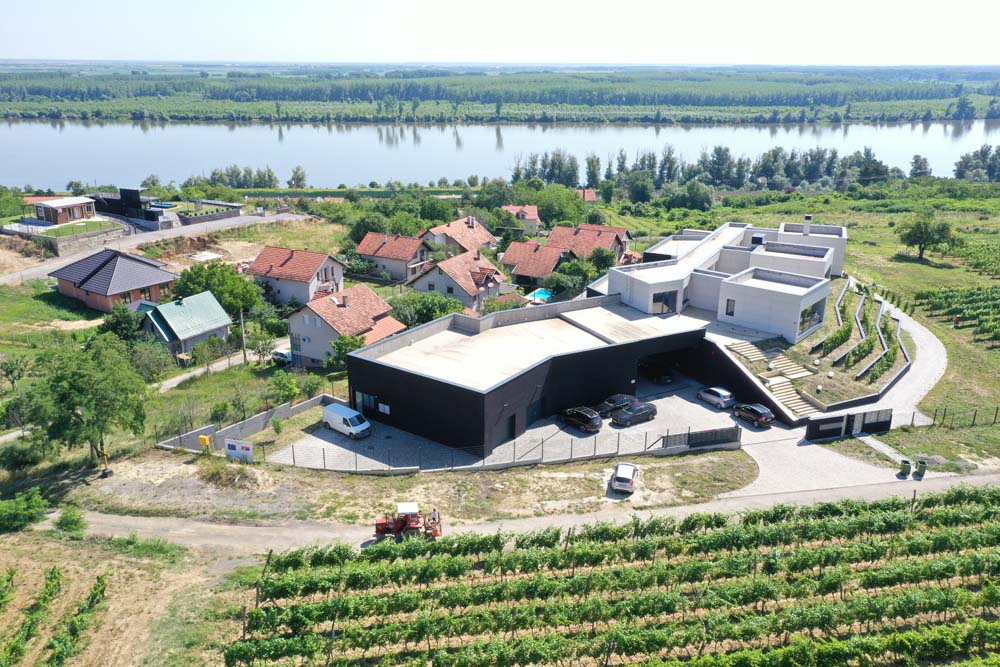 Panoramski snimak vinarije Knežević u Sremskim Karlovcima